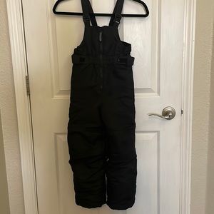 Kids snow bib. Perfect condition. 5T